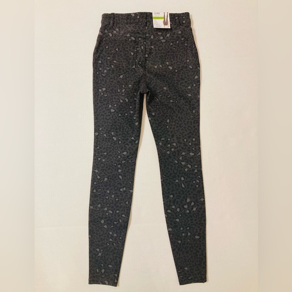 Time And Tru | NWT Women’s Animal Print High Rise Stretch Fitted Jeans - Picture 2 of 10
